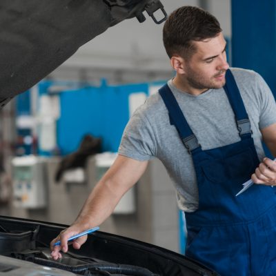 composition-mecanicien-automobile-moderne